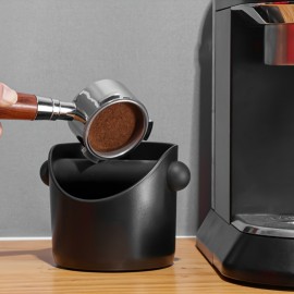 取り外し可能なストライクロッド付きの黒い滑り止めABSコーヒータンピングボックス1個 - 耐久性プラスチックグラインダーダストビン、家庭用およびカフェアクセサリーに欠かせないバリスタツール